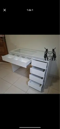 Mesa com divisões 