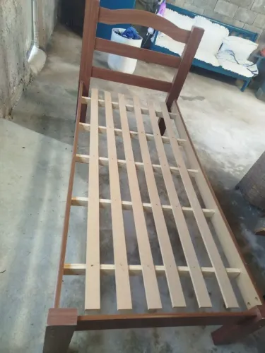 Cama com colchão de solteiro