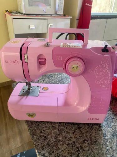 maquina de costura portatil Elgin Superia - rosa