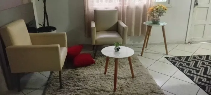 Poltronas lindas retros pés palitos de couro tudo perfeito estofados intactos