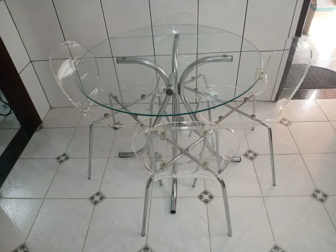 Mesa com tampo de vidro
