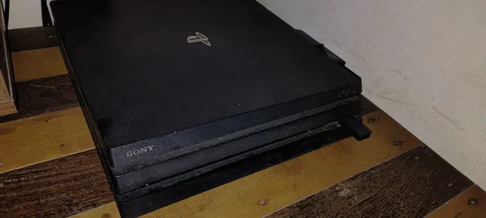 Playstation 4 PRO 2TB - 1 controle + Jogos