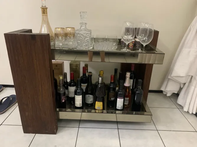 Barzinho de madeira Evidência