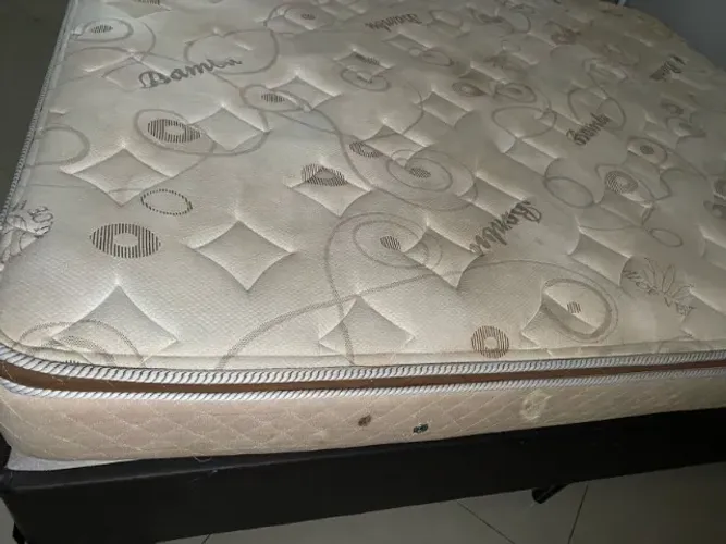 Colchão Queen Size COM BOX - CONSERVADO - PROFISSIONAL ERROU NA LAVAGEM E FICOU COM MANCHA