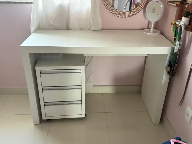MESA ESCRIVANINHA COM GAVETEIRO COM RODINHAS, EM MDF