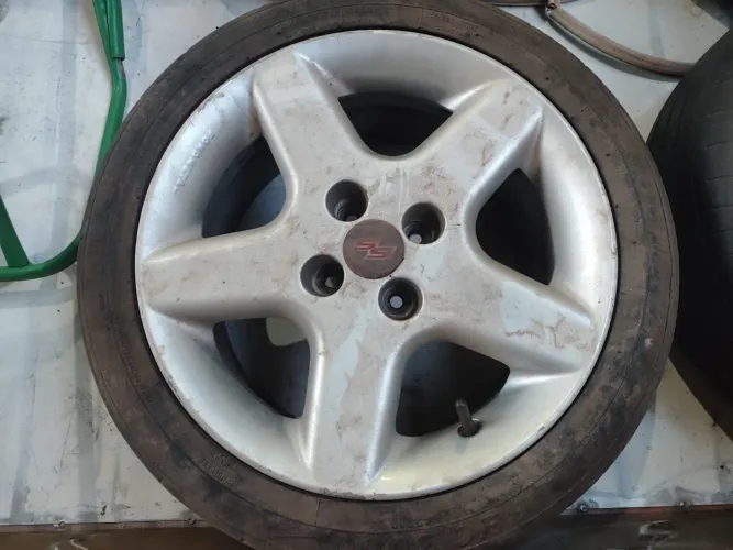 Vendo pneu aro 16 4 furos