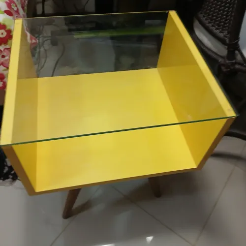 Mesinha lMesinha lateral de apoio, muito linda, amarelo com vidro 