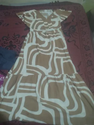 Vestido marrom e branco, comprimento G e de largura M