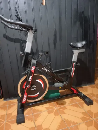 Bicicleta Spinning MBX Roda de Inércia 13kg Ajustável com Freio Segurança