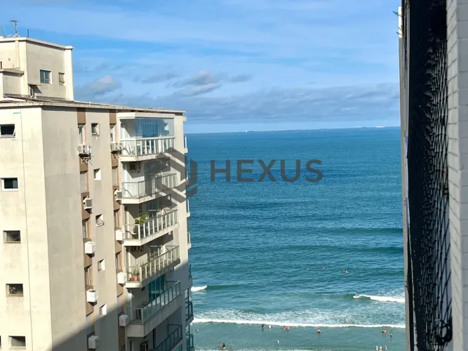 Apartamento reformado com varanda vista mar a 1 quadra da praia nas Pitangueiras, Guarujá