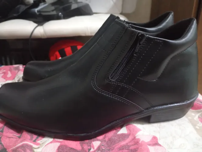 Bota de couro sintético nova