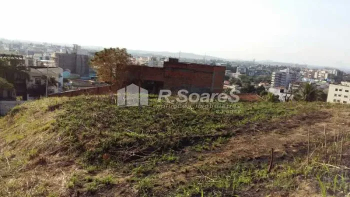 Terreno medindo 8.500 m2, em Vila Valqueire, rua Rochedo.