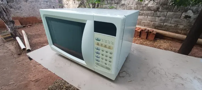 microondas Electrolux 18 litros funcionando 