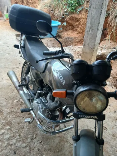 Moto so esta com banco ruim e lanterna traseira mais nada