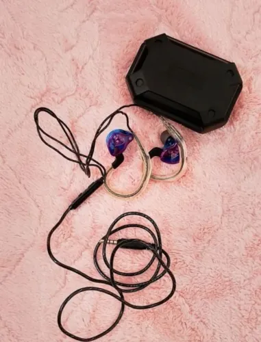 Fone de ouvido in-ear com case músico gamer DJ palco retorno