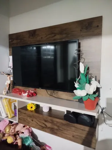 Vendo painel para televisão novo pouco tempo de uso sem marcas 300 reais