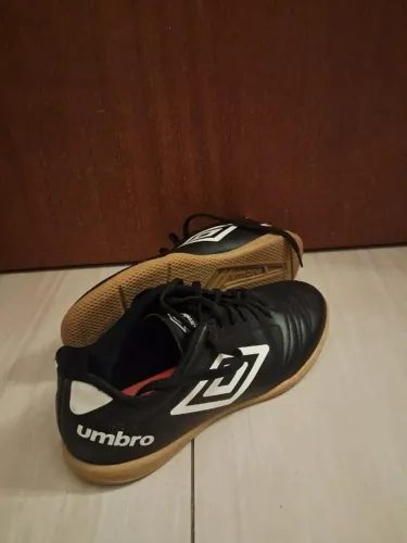 Chuteira Futsal Umbro Preta tamanho 40