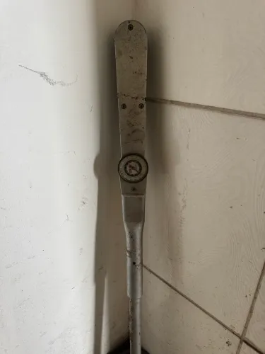 chave de torque (torquímetro) de estalo, da marca Gedore.