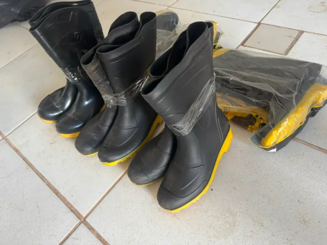 Botas de borracha vários números 