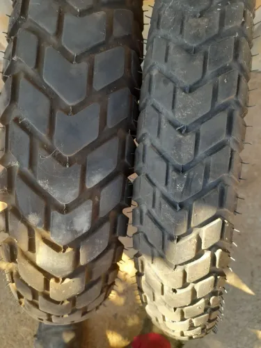 Vendo par de peneu original pra moto bros apenas com mil quilômetro rodado valor 500 reais