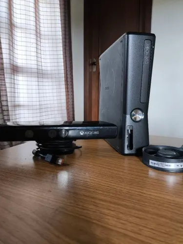 Xbox 360 Slim 2012 para conserto ou peças com Kinect.