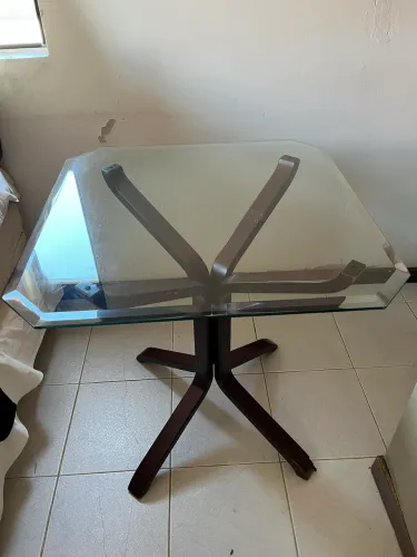 Mesa de Vidro com Base em Madeira
