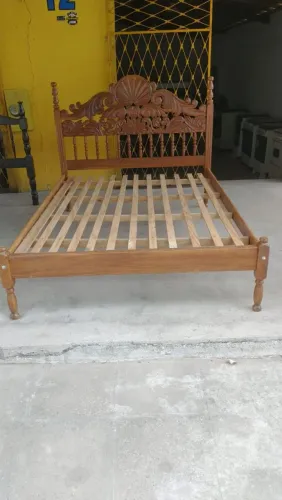 Cama de casal em cerejeira trabalhada 