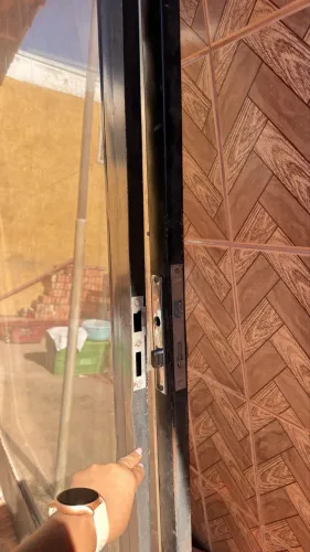 Porta de Ferro Preta com Vidro Temperado Fumê - Completa com Fechadura
