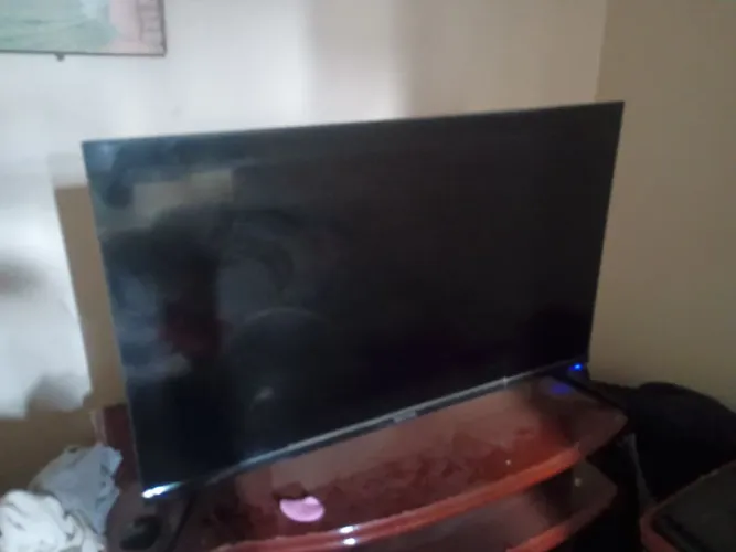 Vendo smart tv aiwa com cabos e controle