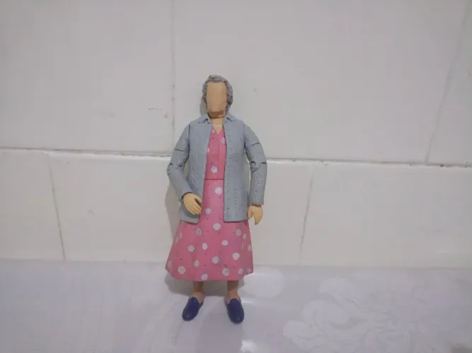 Boneca Grandma Connolly (sem rosto) da série de TV Doctor Who,