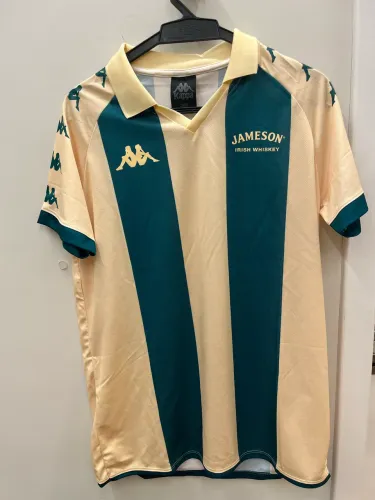 Duas camisetas marca de Whisky
