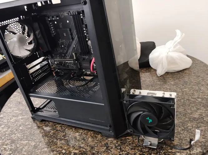 Placa mãe b550 AORUS ELITE, gabinete gamer e cooler DEEPCOOL ak400