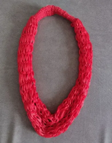 Colar de linha na cor vermelha