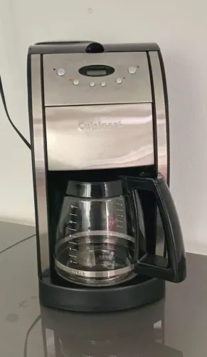 Cafeteira programável com moedor de café 