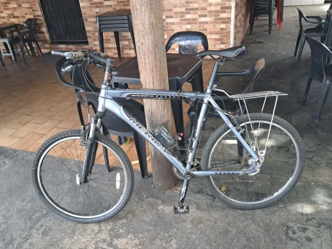 Bike Merida (reliquia) aro 26, quadro de carbono, peças Shimano + câmara de ar extra.