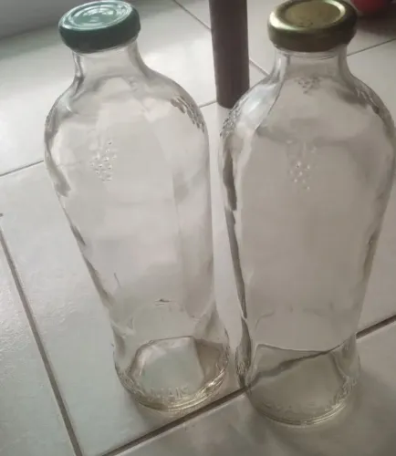 Garrafa de vidro para armazenar alimentos ou decoração.