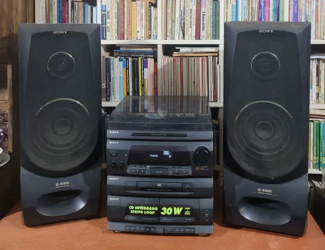 Sony LBT-M38W, acompanhado pelas caixas acústicas Sony SS-B3800.
