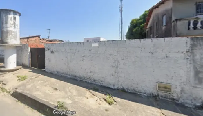 Vendo terreno de 412m na rua Valdemar Figueiredo, 285, Mondubim. Falar c/ Silvana *