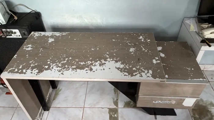 Vende-se Mesa com duas gavetas pra reformar