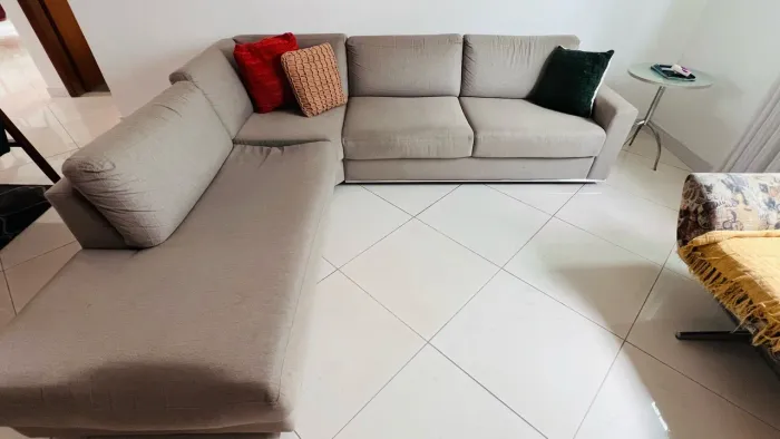 Sofá Líder Interiores L chaise 2,70 x 2,10 linho estrutura metálica