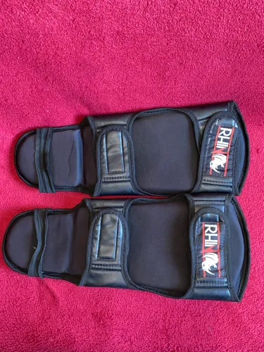 Caneleira Muay Thai Kickboxing Protetor De Canela Rhino Preto Resistente Profissional