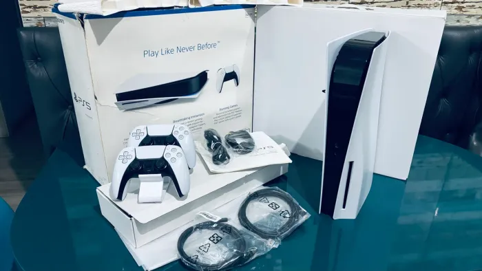 PlayStation 5 Com LEITOR + 2 Controles +4 Jogos Na Caixa tudo ok