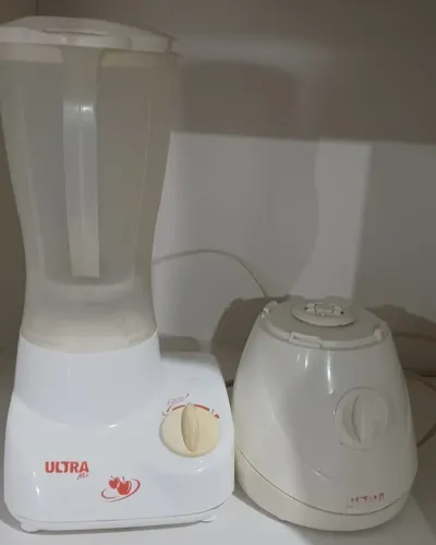 Dois liquidificadores com e sem copo, funcionando perfeitamente.