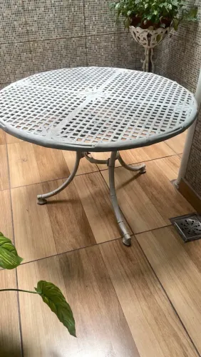 Mesa de jardim e espelho