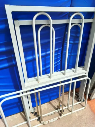 Cama hospitalar com dois colchões