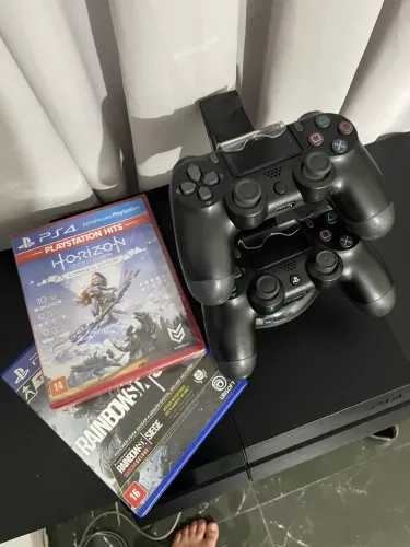 Ps4 - playstation 4 - 2 jogos 2 controle + suporte carregador