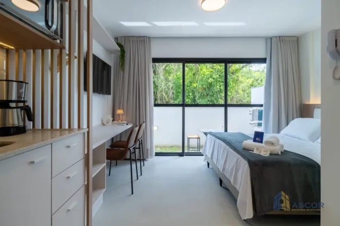 STUDIO À VENDA NA LAGOA DA CONCEIÇÃO - GARDEN PRIVATIVO E ROOFTOP COM PISCINA