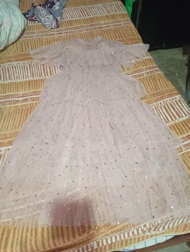 Estou vendendo um vestido de tuli de adolescente pra 14 ano e um outro verde pra 13 ano 