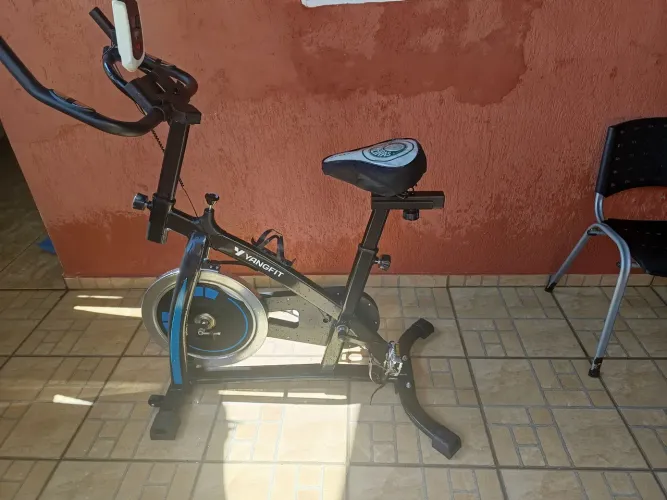 Vendo bicicleta ergométrica Yangfit, semi nova, usada poucas vezes.