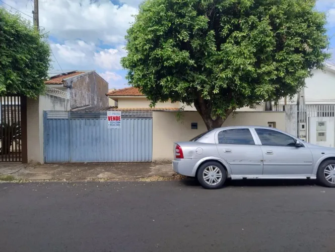 Casa residencial pra venda no Jardim América, à pouco metros da Avenida Nossa Senhora da P